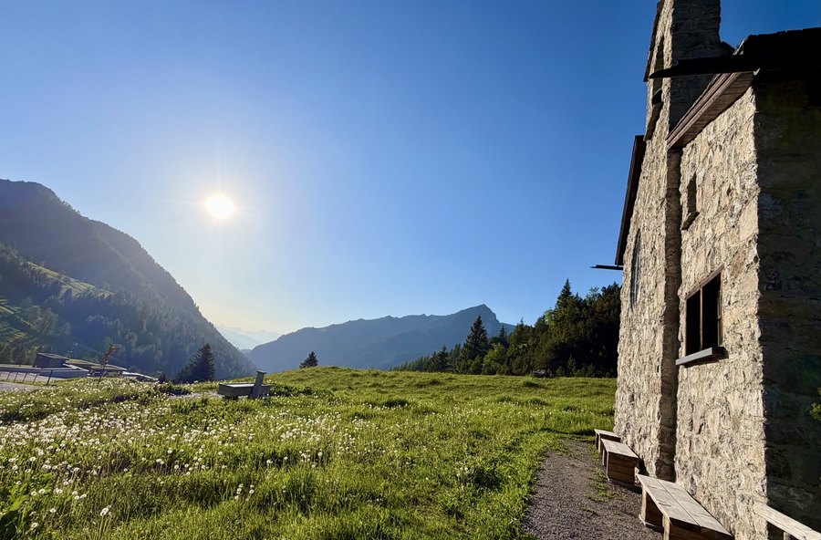 Traditionelles Steinhaus in einer Liechtensteiner Bergwiese