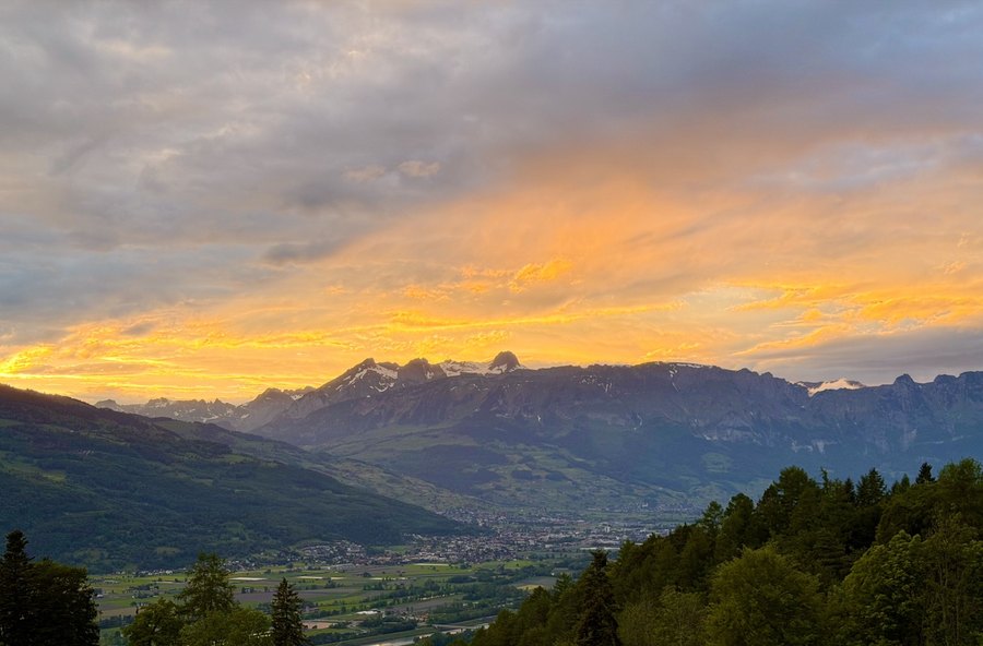 Weiter Blick über das Rheintal und die Berge