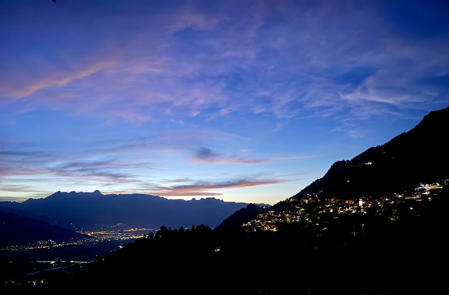 Abendlicher Blick über Liechtenstein mit Lichtern im Tal