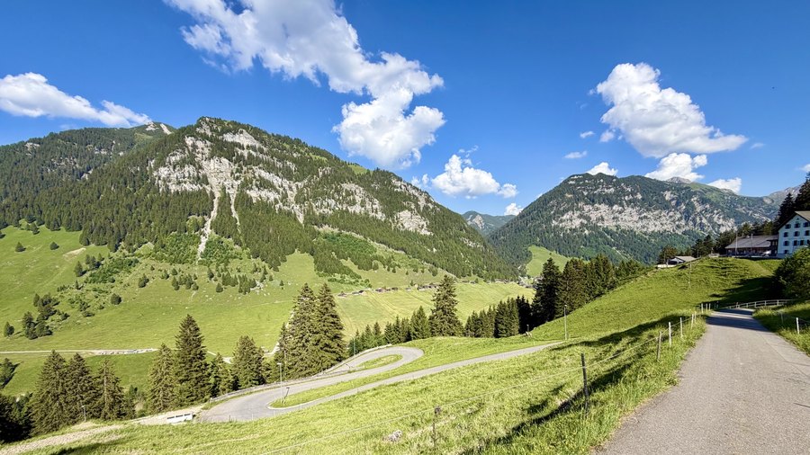Bergstraße durch eine weite Landschaft in Liechtenstein