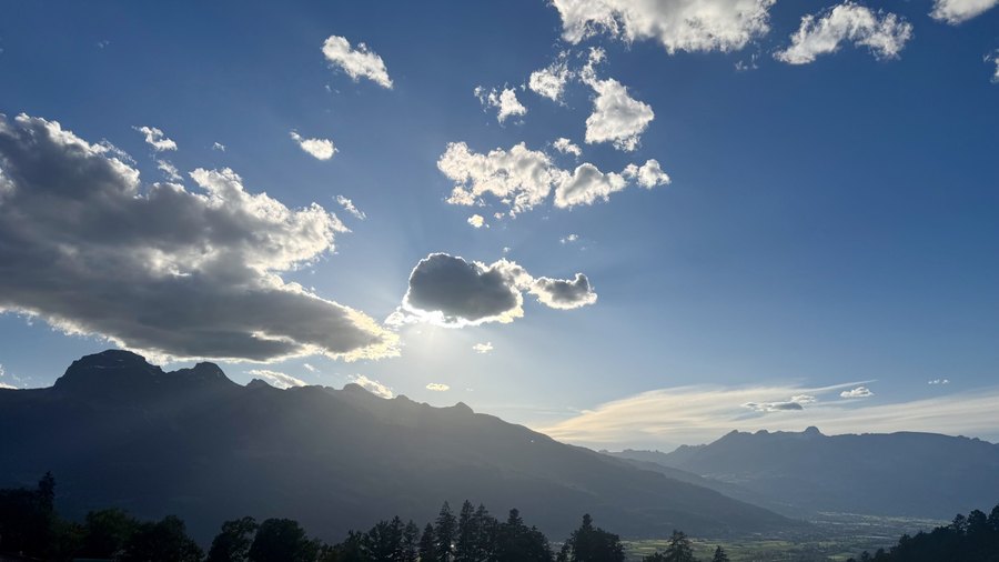 Licht hinter Wolken über der Liechtensteiner Berglandschaft