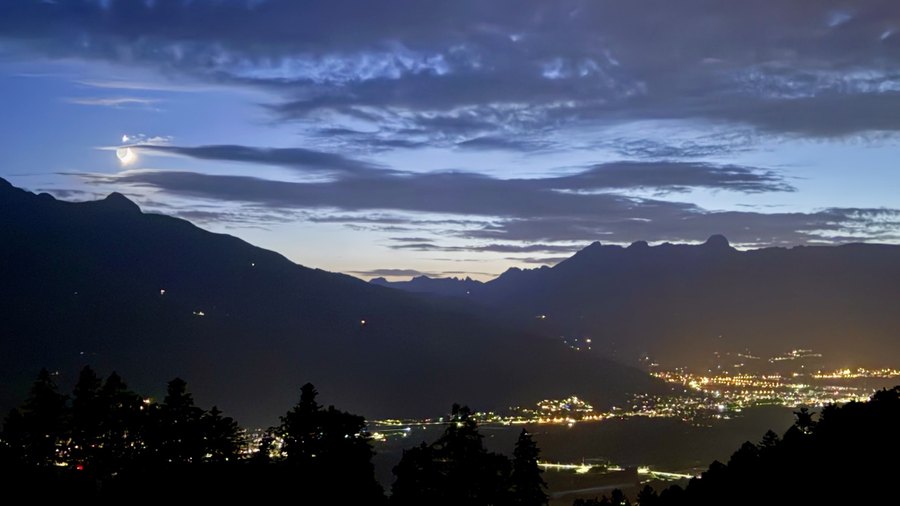Abendlicher Blick über das beleuchtete Liechtensteiner Tal