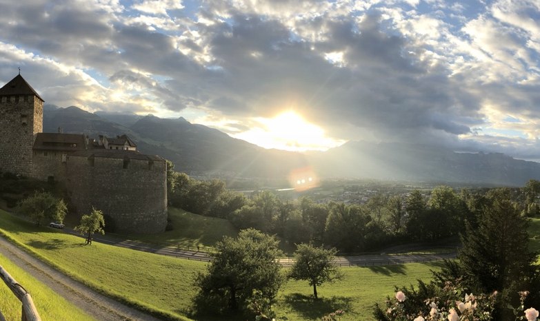 Schloss Vaduz im warmen Abendlicht mit weitem Talblick