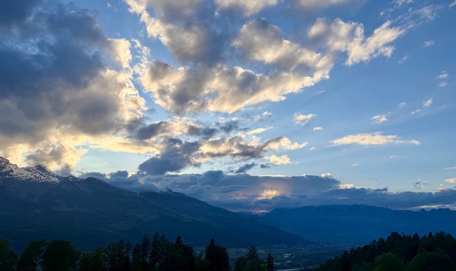 Bewegter Himmel mit aufbrechendem Licht über Liechtenstein