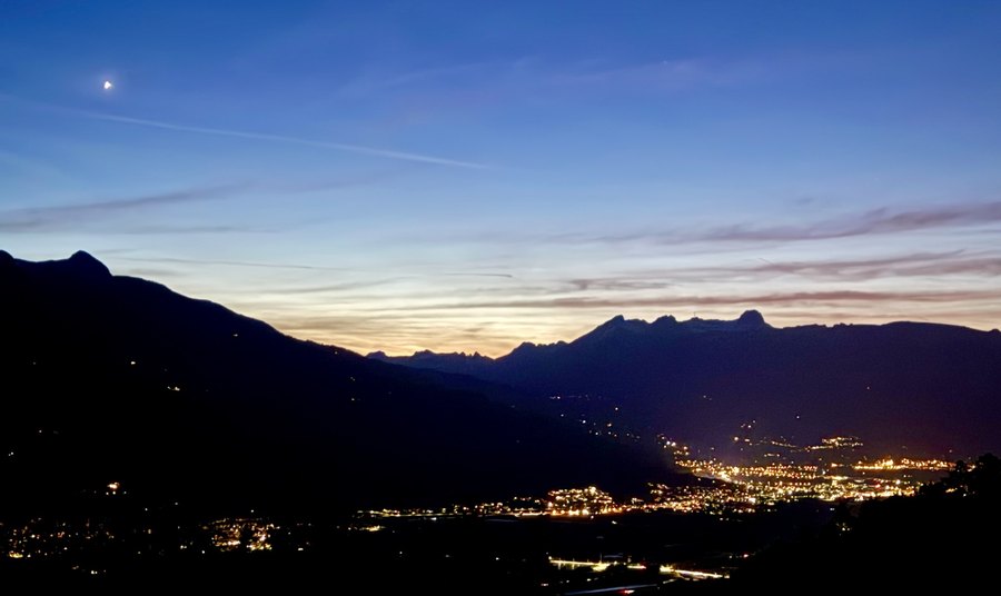Ruhige Dämmerung über Liechtenstein mit Lichtern im Tal