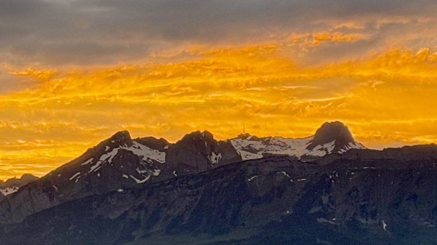 Berggipfel vor goldenem Abendhimmel