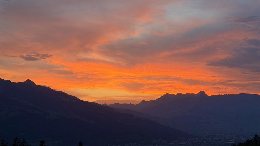 Leuchtender Abendhimmel über den Bergen Liechtensteins